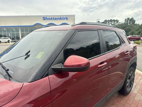 Used 2022 Chevrolet TrailBlazer LT w/ Confidence II Package FWD image 5