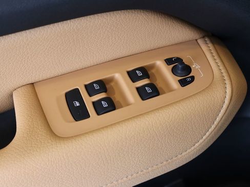 Used 2018 Volvo XC60 T6 Momentum w/ Vision Package image 14