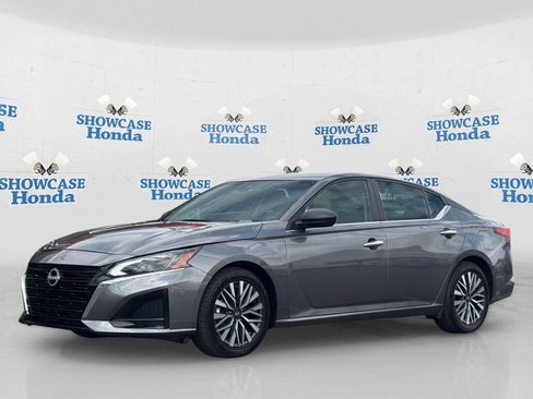 Used 2024 Nissan Altima 2.5 SV image 2