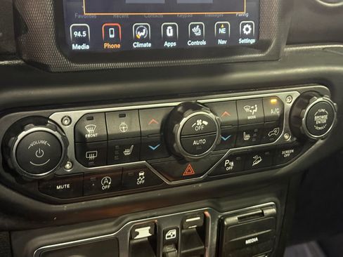 Used 2020 Jeep Wrangler Unlimited Sahara image 27