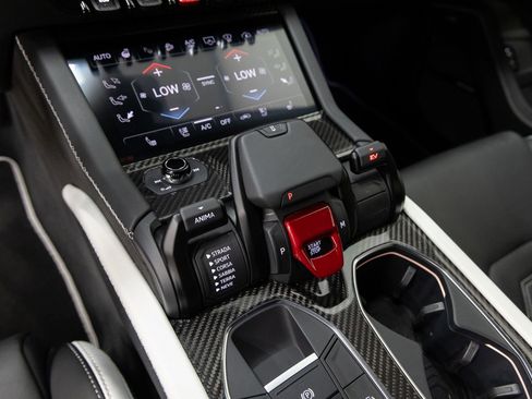Used 2025 Lamborghini Urus SE image 20
