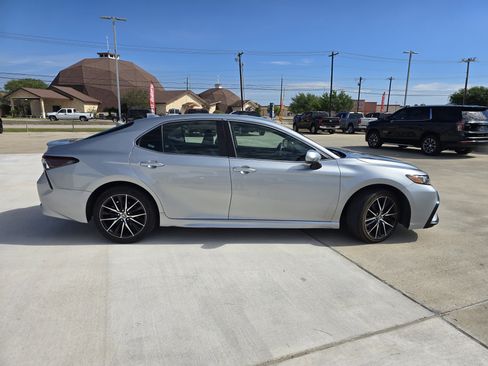 Used 2024 Toyota Camry SE image 2