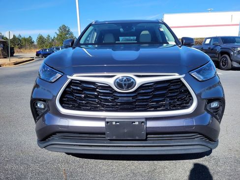 Certified 2024 Toyota Highlander XLE image 2
