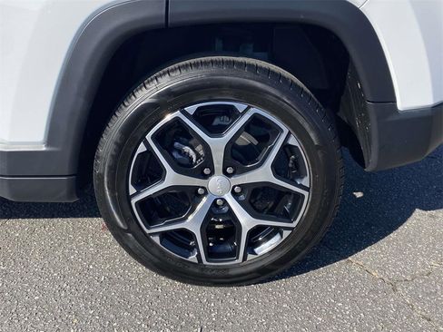 Used 2024 Jeep Compass Latitude image 8