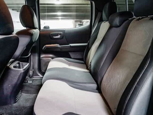 Certified 2021 Toyota Tacoma TRD Off-Road image 17