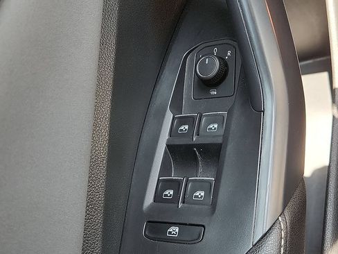 Used 2025 Volkswagen Jetta SE FWD image 9
