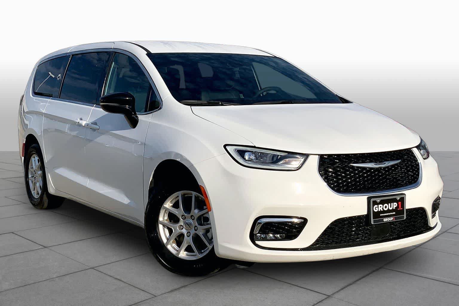 Used 2025 Chrysler Pacifica Select FWD image 3
