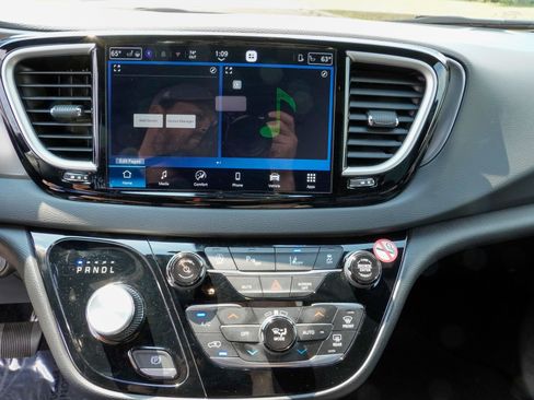 Used 2026 Chrysler Pacifica Select FWD image 14