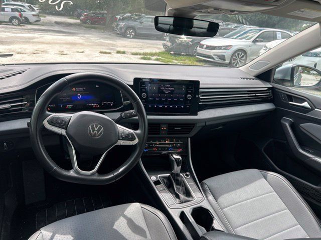 Used 2025 Volkswagen Jetta SE FWD image 15