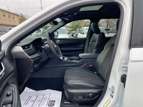 New 2025 Jeep Grand Cherokee Altitude image 22