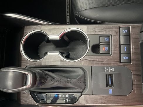 Used 2021 Toyota Highlander Limited image 24