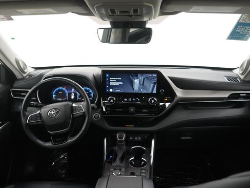 Used 2024 Toyota Highlander Limited AWD/4WD image 14