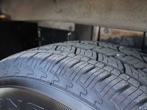 Used 2024 Nissan Titan SV w/ SV Convenience Package image 48