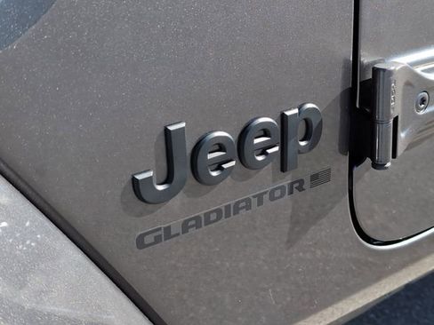 Used 2024 Jeep Gladiator Sport image 10