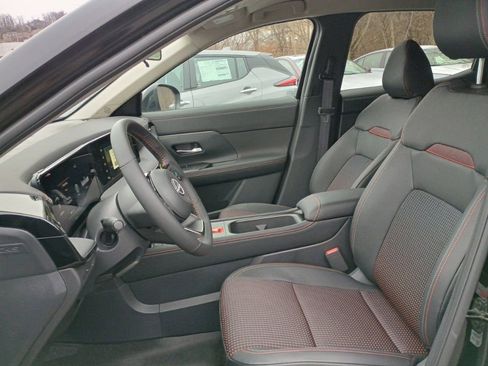 New 2025 Nissan Kicks SR image 10