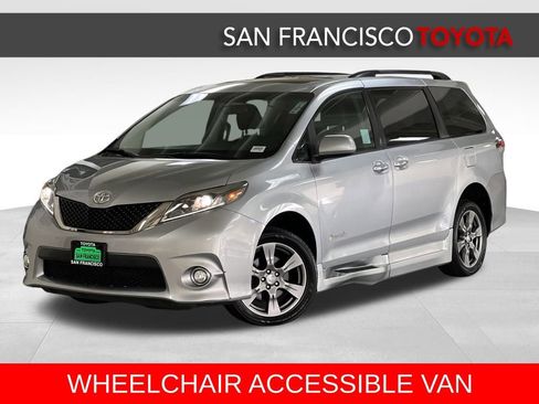 Used 2017 Toyota Sienna SE image 1