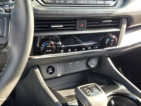 Used 2025 Nissan Rogue SV image 26