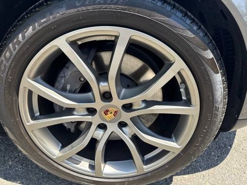 Used 2022 Porsche Cayenne AWD/4WD image 16