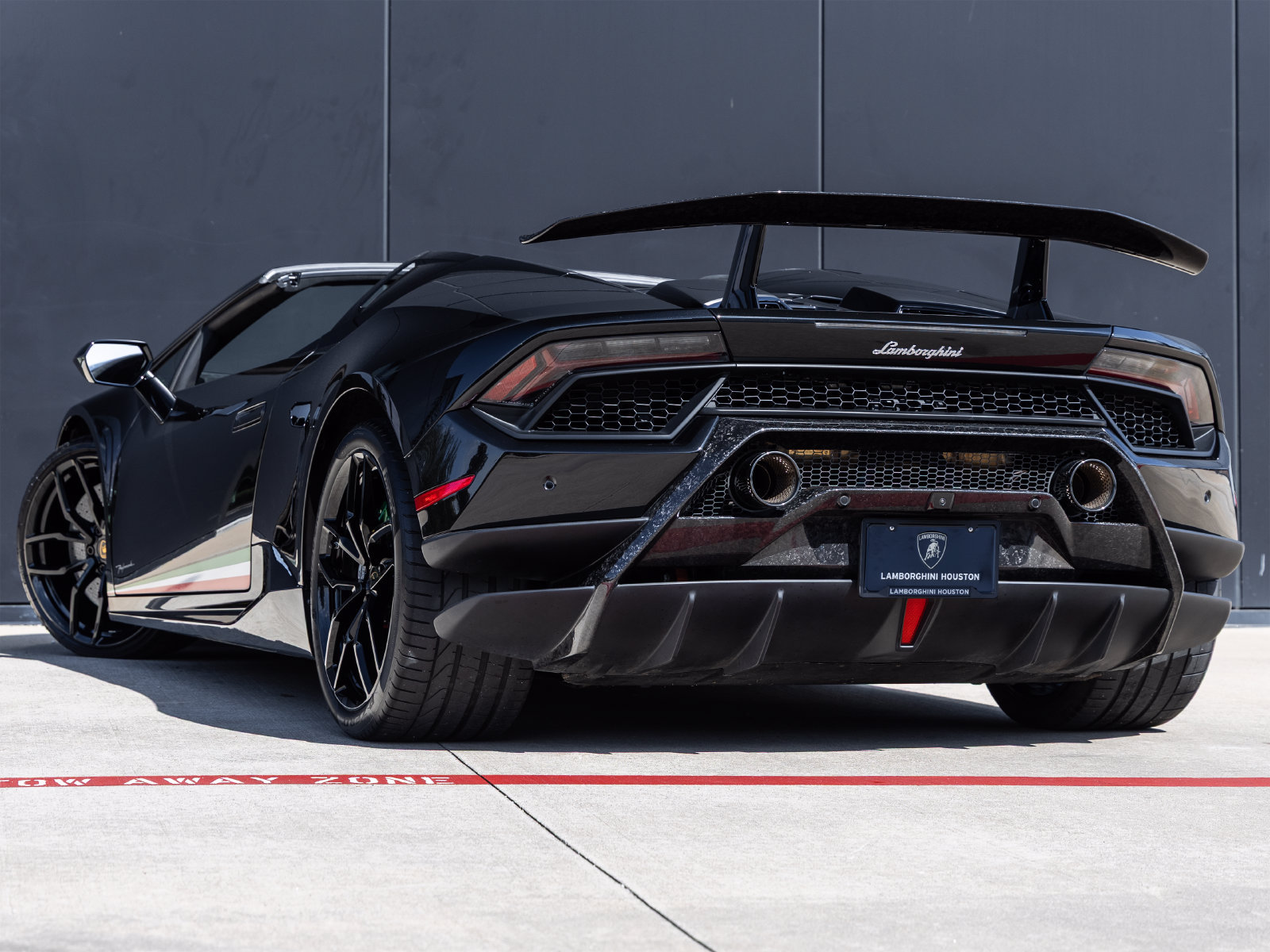 Used 2019 Lamborghini Huracan Performante AWD/4WD image 7