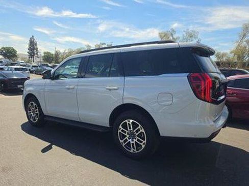 Used 2025 Ford Expedition Active AWD/4WD image 4