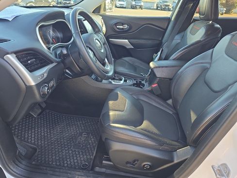 Used 2018 Jeep Cherokee Trailhawk AWD/4WD image 15