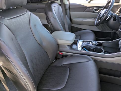 Certified 2025 Kia Carnival EX image 11