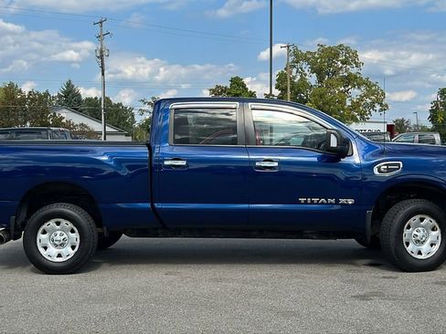 Used 2017 Nissan Titan SV image 4