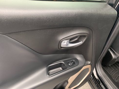 Used 2017 Jeep Renegade Limited image 28