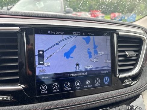 Used 2017 Chrysler Pacifica Limited w/ Advanced Safetytec Group FWD image 17