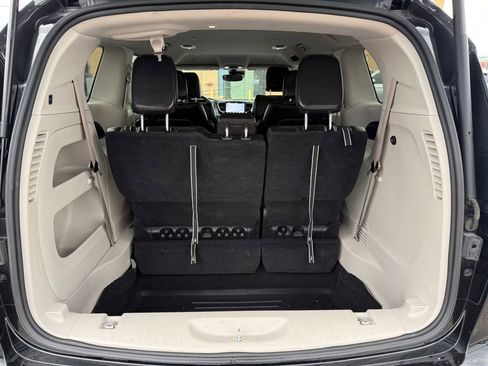 Used 2022 Chrysler Pacifica Touring-L FWD image 24