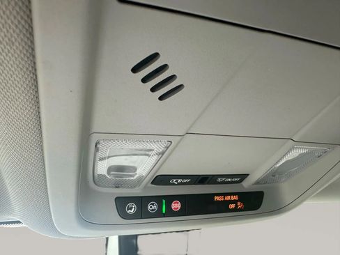 Used 2022 Chevrolet Equinox LT w/ Driver Convenience Package image 16