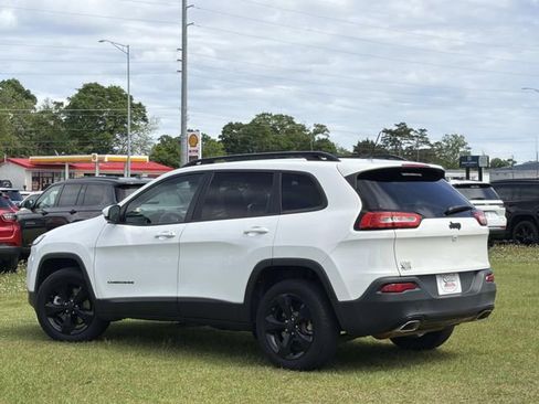 Used 2018 Jeep Cherokee Latitude w/ Altitude Package FWD image 12