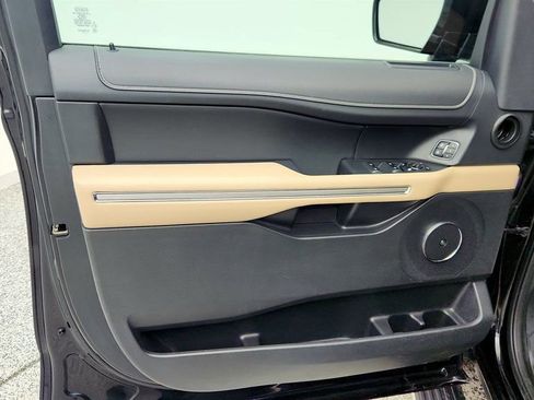 Used 2023 Ford Expedition Limited image 11