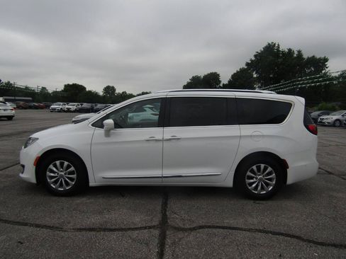 Used 2018 Chrysler Pacifica Touring-L w/ Advanced Safetytec Group FWD image 4