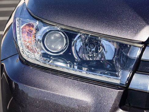 Used 2017 Toyota Highlander Limited image 12