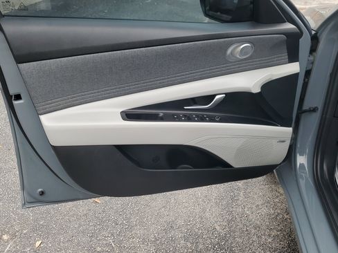 Used 2022 Hyundai Elantra Limited image 16