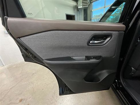 Used 2023 Nissan Rogue SV AWD/4WD image 21