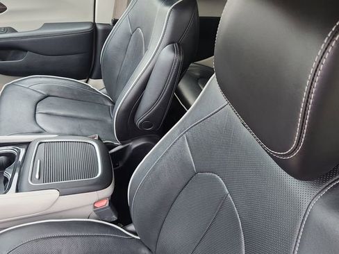 Used 2023 Chrysler Pacifica Limited FWD image 21