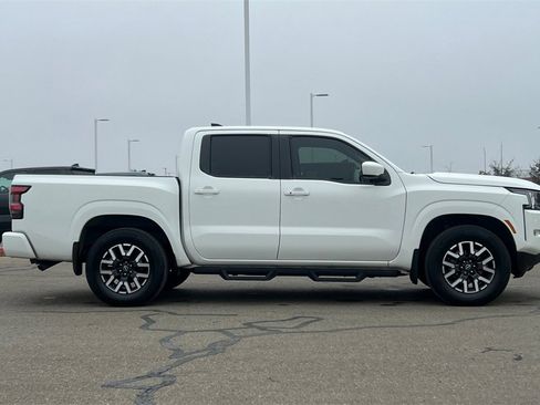 Used 2022 Nissan Frontier SV image 3