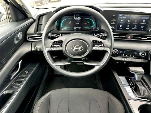 Used 2025 Hyundai Elantra Blue image 23
