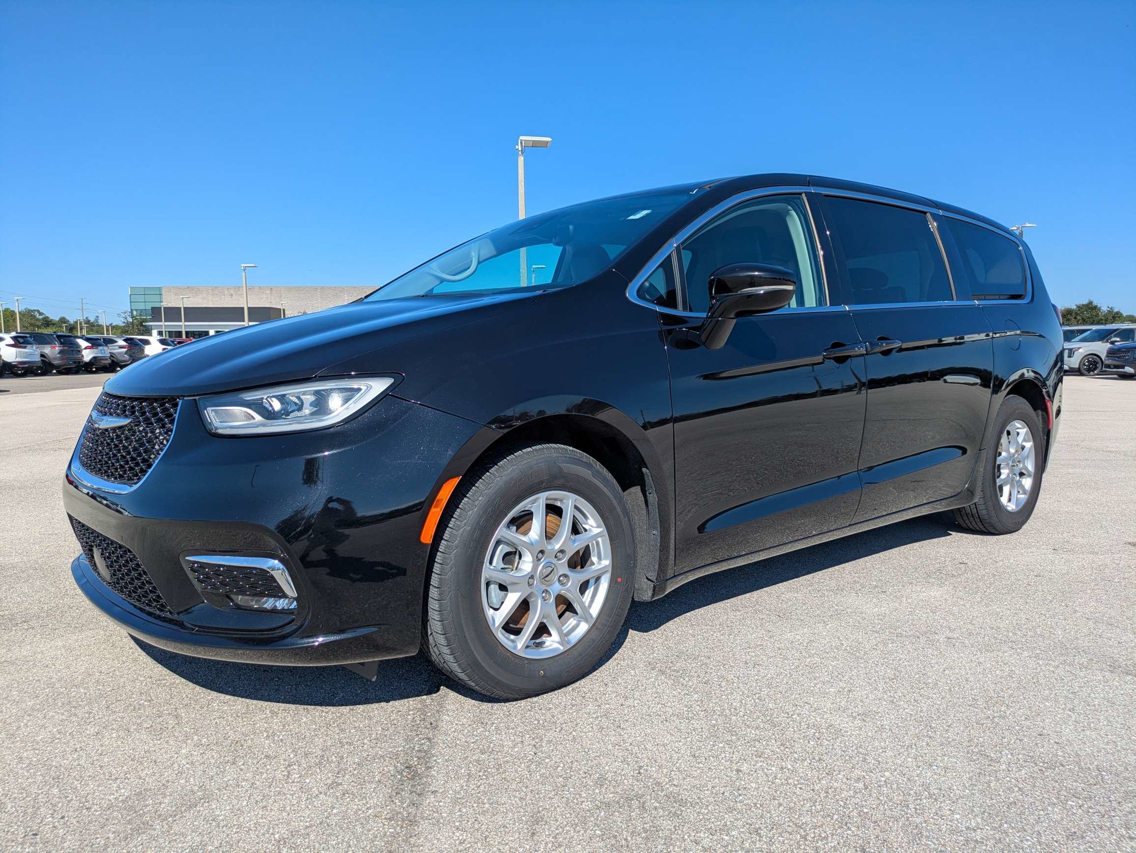 Used 2024 Chrysler Pacifica Touring-L FWD image 8