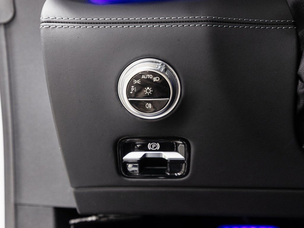 Used 2022 Mercedes-Benz SL 55 AMG 4MATIC w/ Driver Assistance Package image 11