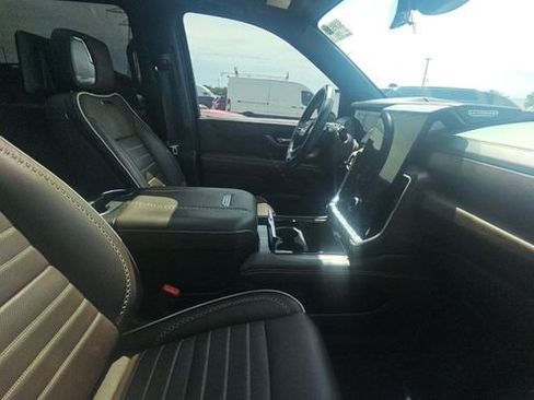 Used 2025 GMC Yukon XL Denali Ultimate AWD/4WD image 4