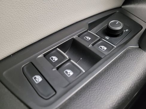 Used 2021 Volkswagen Tiguan SE image 27