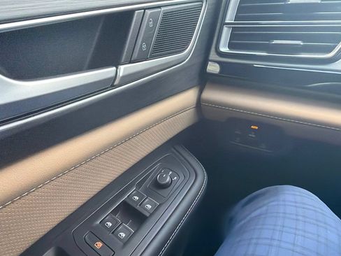 Used 2025 Volkswagen Atlas Cross Sport SE w/ Panoramic Sunroof Package AWD/4WD image 13