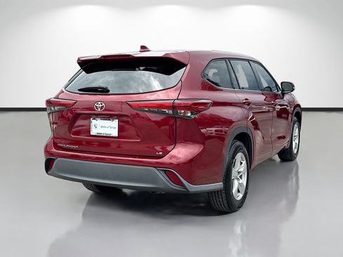 Used 2020 Toyota Highlander LE FWD image 3