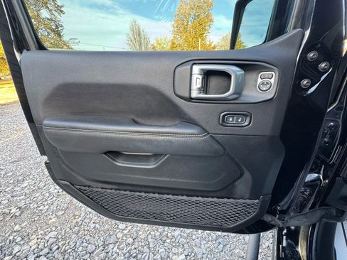 Used 2020 Jeep Wrangler Unlimited Sahara image 24