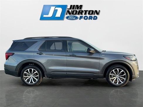 Used 2025 Ford Explorer ST-Line image 2