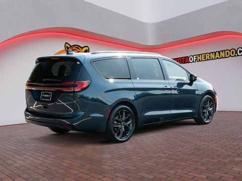Used 2025 Chrysler Pacifica Limited FWD image 6