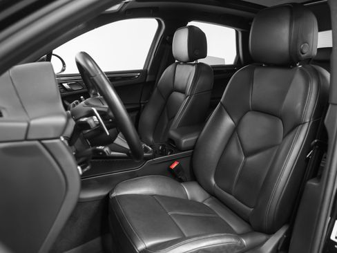 Certified 2022 Porsche Macan AWD/4WD image 42